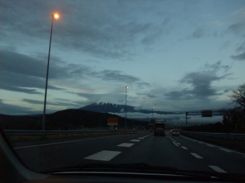 東名高速道路から見える富士山