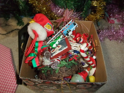 冬にランニングシャツ男はクリスマスツリーを壊す。