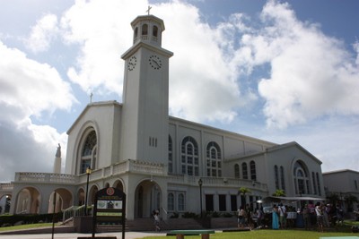 教会の前でココナッツを売っていました