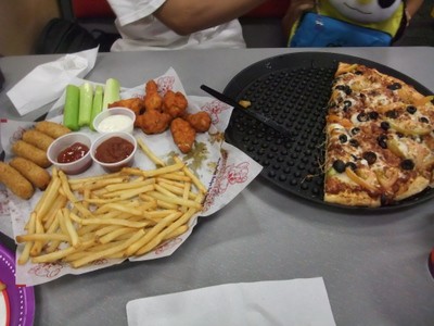 チャッキーチーズのピザとフライドポテト盛り合わせ