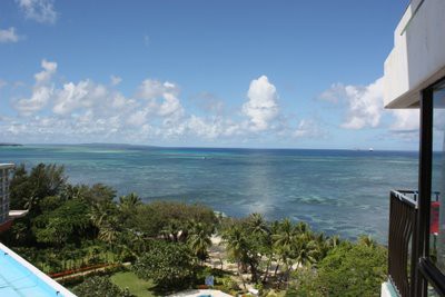 サイパン ハファダイホテルの部屋から海を眺める